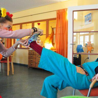 Clowns machen Spaß im Kinderhospiz Löwenherz