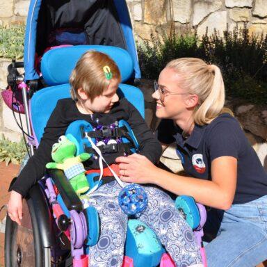 Ein Mädchen im Garten vom Kinderhospiz Löwenherz