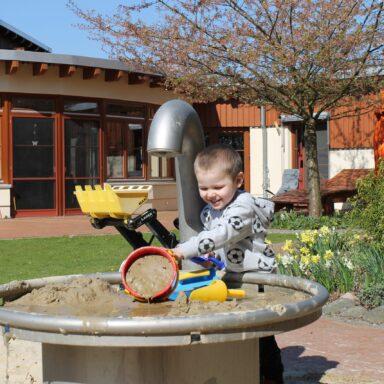 Wasserspiele im Garten vom Kinderhospiz Löwenherz