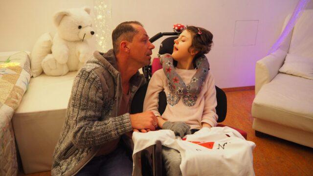 Vater und Tochter im Kinderhospiz Löwenherz