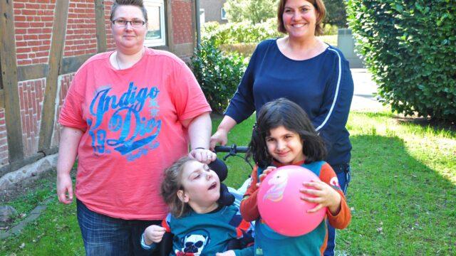 Mutter Vivien mit ihrer erkrankten Tochter Mia-Sophie und Finja sowie der ehrenamtlichen ambulante Kinderhospizbegleiterin Janina