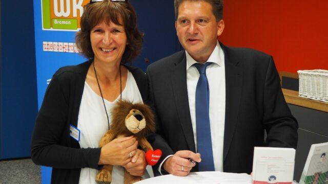 Schulkooperation mit Löwenherz: Bildungsreferentin Bettina Zander und Schulleiter Oliver Seipke