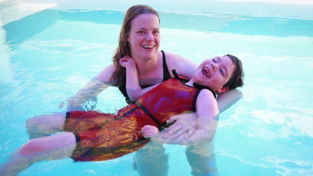 Silvia und ihre Tochter Sanja im Bewegungbad