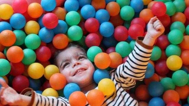 Kinder spielen auch im Löwenherz gerne im Bällebad