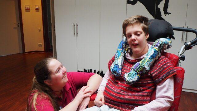 Heilerziehungspflegerin Franziska mit Josefin
