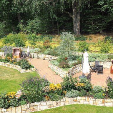 Blick von oben in den Garten vom Kinderhospiz Löwenherz