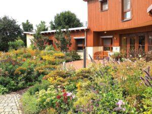 Der Eingang vom Kinderhospiz Löwenherz im Sommer