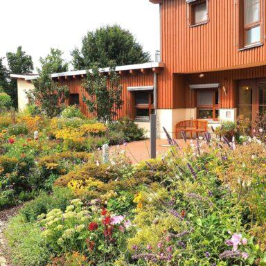 Der Eingang vom Kinderhospiz Löwenherz im Sommer