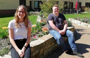 FSJ: Clara Gravemeyer und Jonas Trittin genießen ihre Pause im Löwenherz-Garten