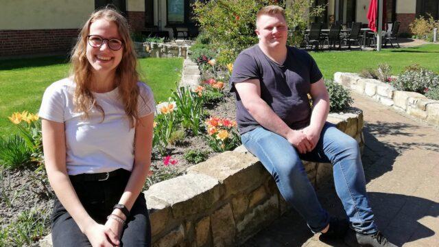 FSJ: Clara Gravemeyer und Jonas Trittin genießen ihre Pause im Löwenherz-Garten