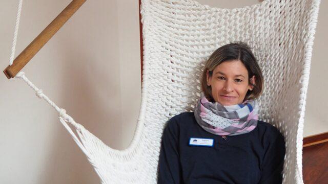 Pflegerin Sabine Mail im Hängesessel im Jugendhospiz