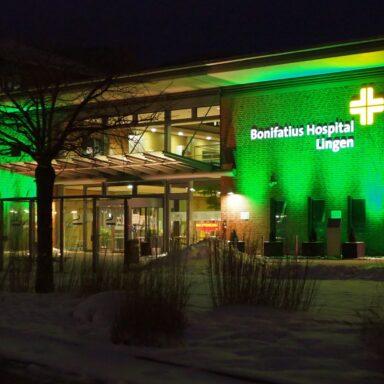 Das Bonifatius Hospital Lingen beleuchtet bei Nacht am Tag der Kinderhospizarbeit