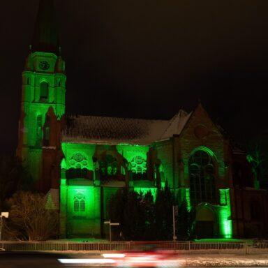 Die beleuchtete Christus-Kirche in Syke am Tag der Kinderhospizarbeit