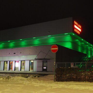 Die Emsland Arena in Lingen beleuchtet bei Nacht am Tag der Kinderhospizarbeit
