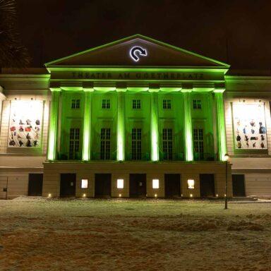 Das Theater am Goetheplatz in Bremen beleuchtet bei Nacht am Tag der Kinderhospizarbeit