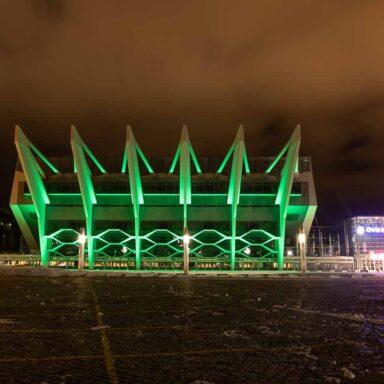 Die ÖVB Arena in Bremen beleuchtet bei Nacht am Tag der Kinderhospizarbeit