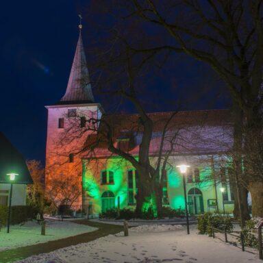 Die St.-Lucas-Kirche In Scheeßel beleuchtet bei Nacht am Tag der Kinderhospizarbeit