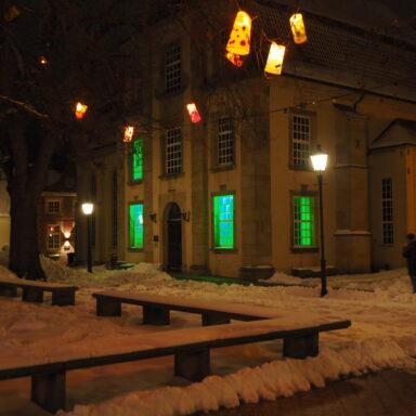 Die Kreuzkirche in Lingen beleuchtet bei Nacht am Tag der Kinderhospizarbeit