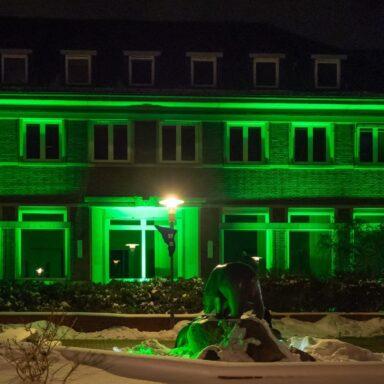 Die Kreissparkasse Syke beleuchtet bei Nacht am Tag der Kinderhospizarbeit