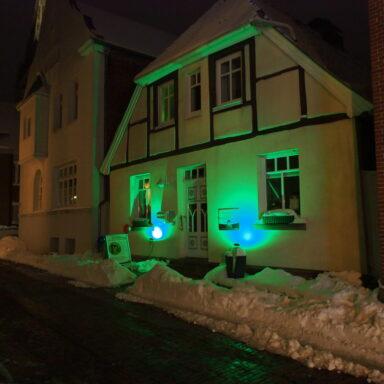 Der Löwenherz-Stützpunkt in Lingen beleuchtet bei Nacht am Tag der Kinderhospizarbeit