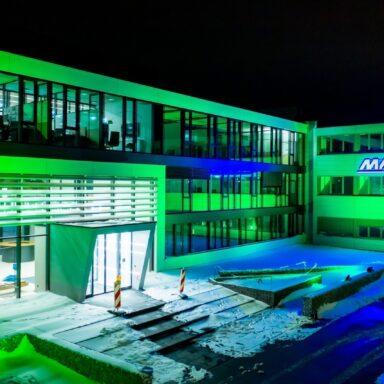 Das Bauunternehmen Mainka in Lingen beleuchtet bei Nacht am Tag der Kinderhospizarbeit