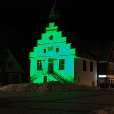 Das Rathaus in Lingen beleuchtet bei Nacht am Tag der Kinderhospizarbeit