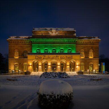 Das Staatstheater Braunschweig bei Nacht am Tag der Kinderhospizarbeit