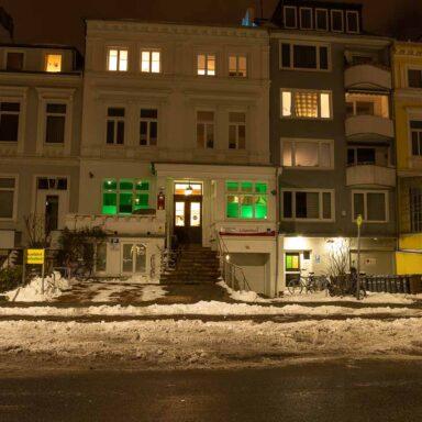 Der Löwenherz-Stützpunkt in Bremen bei Nacht am Tag der Kinderhospizarbeit