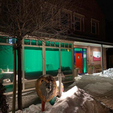 Das Löwenherz-Vereinshaus in Syke beleuchtet bei Nacht am Tag der Kinderhospizarbeit
