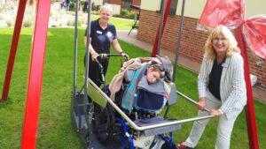 Einweihung der Rollischaukel im Kinderhospiz Löwenherz