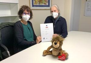 Bettina Zander und Antje Jorek mit der unterschriebenen Kooperationsvereinbarung zwischen Löwenherz und der Realschule Syke