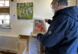 Löwenherz- Ausstellung Remmers - Besucher mit Birkenbild