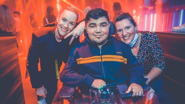 Keno möchte trotz Rollstuhl selbstbestimmt leben - dazu gehören auch Diskobesuche