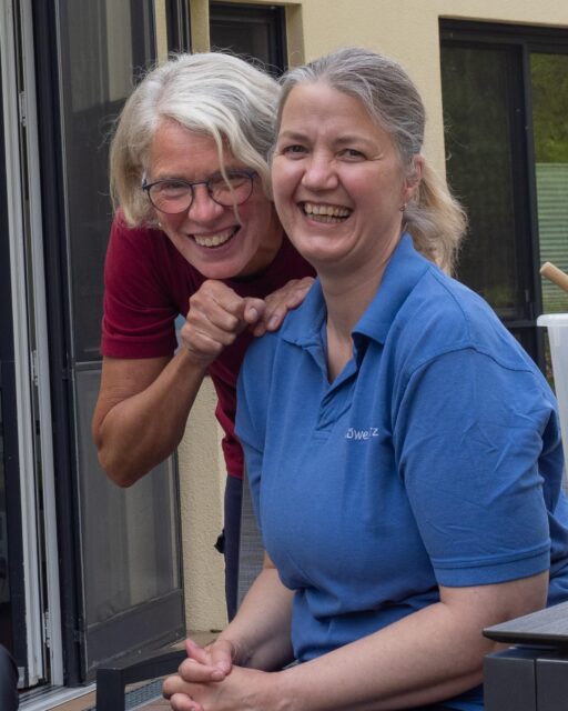 Zwei Pflegekräfte von Löwenherz haben Spaß bei der Arbeit und Lachen