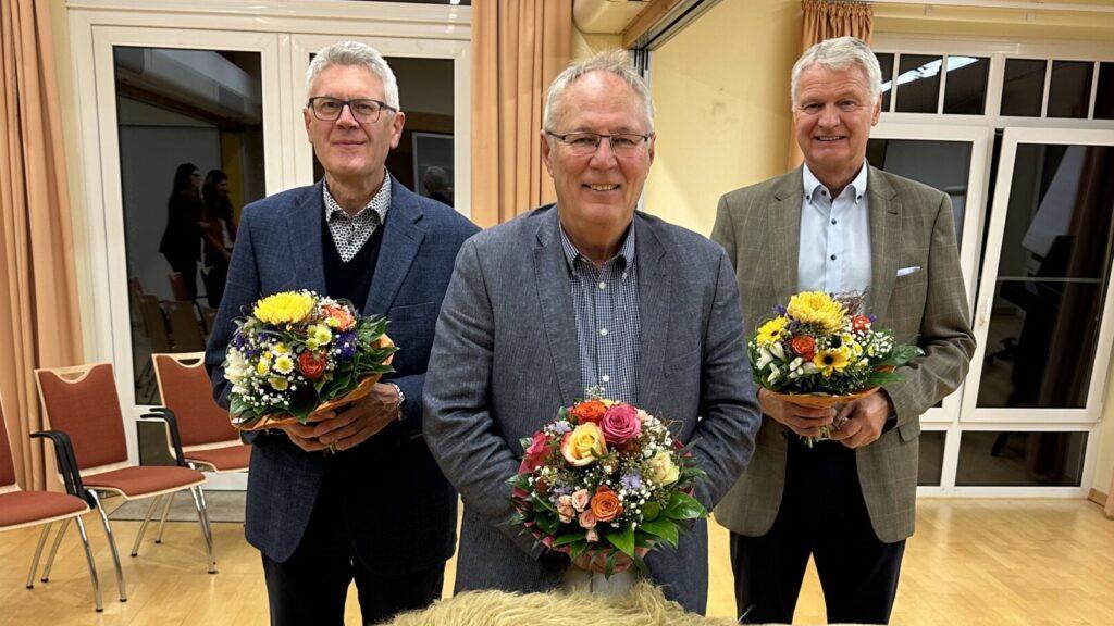 Theodor Lanfermann, neuer Kurator der Stiftung Kinderhospiz Löwenherz, erhält gemeinsam mit Vorgänger Heiner Brock Blumen. Daneben steht Thorsten Mackenthun vom Stiftungsrat