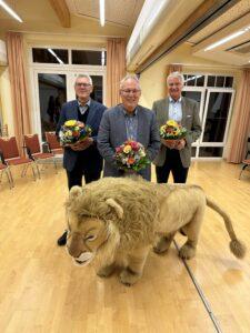 Theodor Lanfermann, neuer Kurator der Stiftung Kinderhospiz Löwenherz, erhält gemeinsam mit Vorgänger Heiner Brock Blumen. Daneben steht Thorsten Mackenthun vom Stiftungsrat
