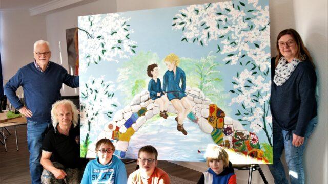 Kinder der Geschwistergruppe Lingen vor einem großen gemalten Bild