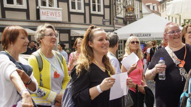 Löwenherz-Ehrenamtliche besuchen bei einem gemeinsamen Ausflug die Braunschweiger Innenstadt.