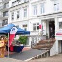 Ein weißes Altbremerhaus von außen, das Gebäude des ambulanten Kinderhospiz-Stützpunkts Löwenherz in Bremen.