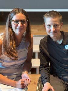 Löwenherz-Geschäftsführerin Juliane Schulze und Ehrenamtlicher Tim-Christian Reinecke auf der Mitgliederversammlung