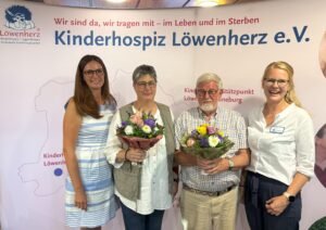 Löwenherz-Vorstand Reinhard Raab und Marion Zwilling verabschieden sich von den Geschäftsführerinnen Juliane Schulze und Kirsten Höfer