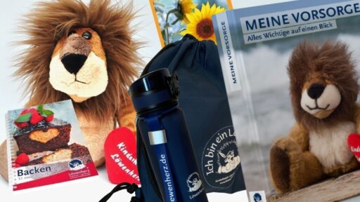 Verschiedene Produkte, die im Löwenherz-Shop gekauft werden können, wie zum Beispiel der Vorsorge-Ordner oder das Kuscheltier.