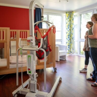 Zwei junge Frauen schauen sich ein Pflegezimmer im Kinder- und Jugendhospiz Löwenherz an.