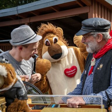 Ein Junge hat Spaß mit einem Leierkastenmann.