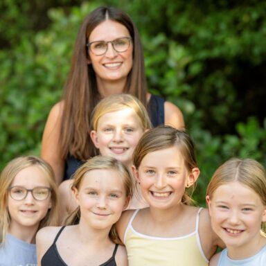 Löwenherz-Geschäftsführerin Juliane Schulze posiert mit fünf Mädchen