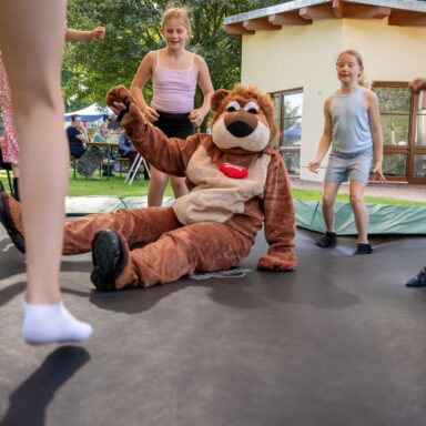 Maskottchen Maximilian Löwenherz auf dem Trampolin