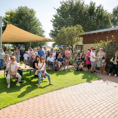 Viele Menschen im Garten vom Kinderhospiz Löwenherz