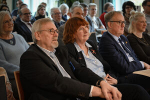 Löwenherz-Vorstandsvorsitzender Walter Meinders (links), Gaby Letzing und Landrat Volker Meyer während der Verleihung des Bundesverdienstkreuzes für Gaby Letzing.