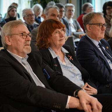 Löwenherz-Vorstandsvorsitzender Walter Meinders (links), Gaby Letzing und Landrat Volker Meyer während der Verleihung des Bundesverdienstkreuzes für Gaby Letzing.