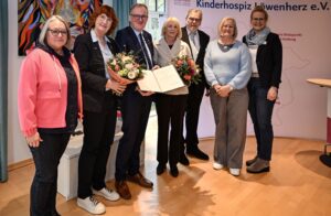 Sykes Bürgermeisterin Suse Laue (l.), Gaby Letzing, Landrat Volker Meyer, Carmen Schüler, Walter Meinders und Agnes Behrens (alle Vorstand Kinderhospiz Löwenherz e.V.) sowie Löwenherz-Geschäftsführerin Kirsten Höfer bei der Verleihung des Bundesverdienstkreuzes an Gaby Letzing.